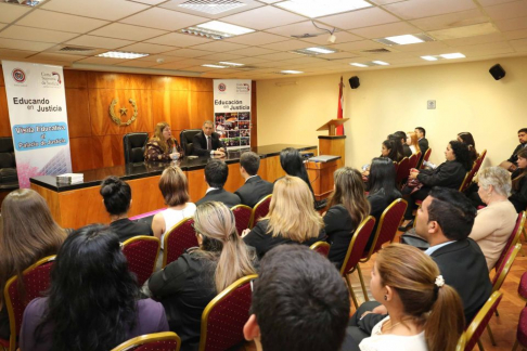 Los jueces doctores Digno Arnaldo Fleitas y Elsa García dialogando con los estudiantes.