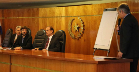 El titular de la  Asociación de Magistrados Judiciales del Paraguay, Ángel Daniel Cohene; el doctor Marcelo Sancinetti, el director académico, José Waldir Servín, y el doctor José Agustín Fernández, quien agradeció la presencia del disertante.