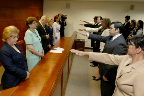 Toma de juramento a los nuevos jueces y defensores públicos.