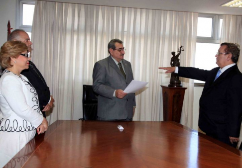 El presidente de la Corte, doctor Antonio Fretes, tomando el juramento de rigor al abogado Wilfrido Aureliano Clemente Rolón Molinas, acto al que también asistieron los ministros Luis María Benítez Riera y Gladys Bareiro de Módica.