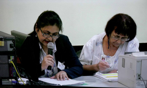 Las intérpretes leyendo en guaraní el acta de elevación de la causa a juicio oral.