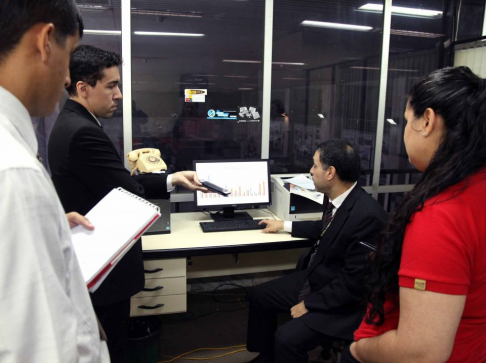 El abogado Mario Elizeche, director de Auditoría de Gestión Judicial de la Corte Suprema de Justicia, brindando informaciones acerca de los juicios llevados a cabo.