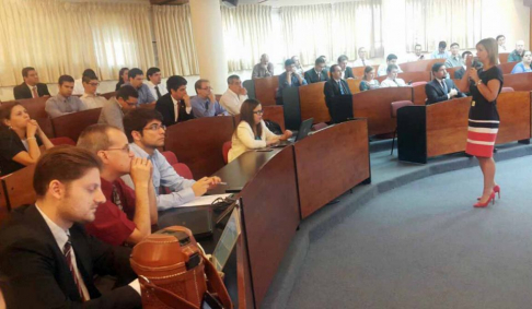 Durante su exposición, la directora de Tecnología de la Información y las Comunicaciones (TIC’s), licenciada Julia Centurión, dio a conocer soluciones tecnológicas implementadas por la Corte.