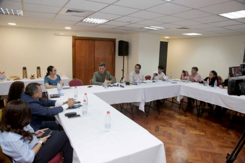 Ministro Víctor Ríos presentó informe de gestión 2025 ante periodistas judiciales.