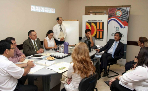 El encuentro de magistrados/as con el antropólogo Rodrigo Villagra en el local de la Dirección de Derechos Humanos de la Corte.