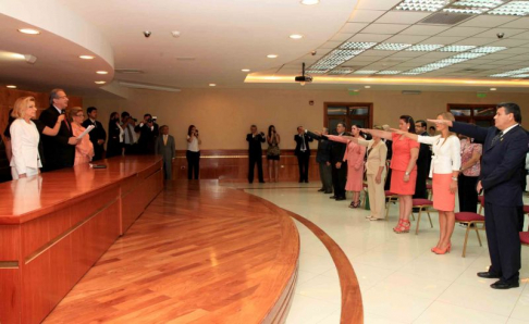 El juramento estuvo a  cargo del presidente de la Corte Suprema, doctor Raúl Torres Kirmser, y de las vicepresidentas primera y segunda, doctoras Alicia Pucheta de Correa y Gladys Bareiro de Módica, respectivamente.