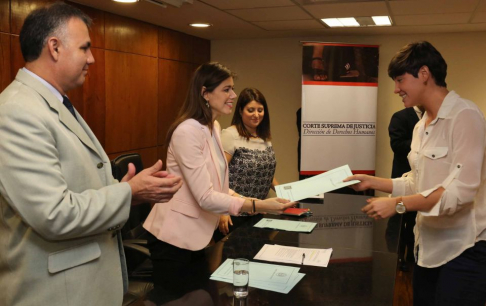 Entrega de certificados en la Competencia Interuniversitaria de Juicios Orales.
