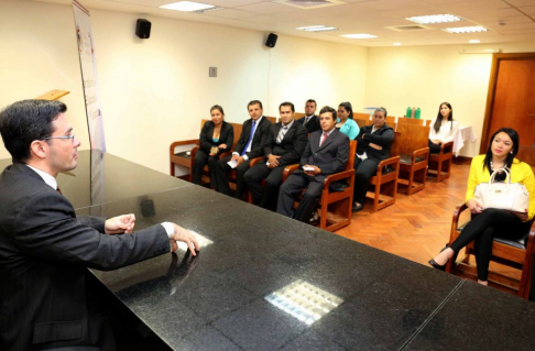 El juez Édgar Rivas dialogando con los alumnos.