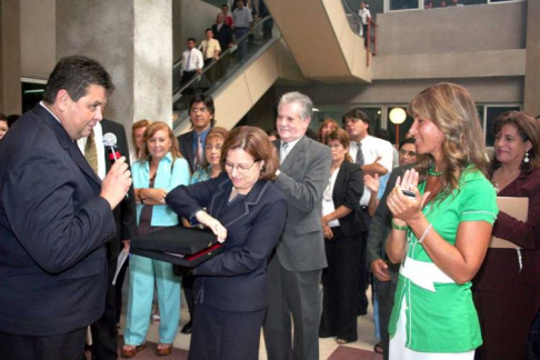 Momento en que el licenciado Luis Bordón le entrega una plaqueta a la ex presidenta, doctora Alicia Pucheta
