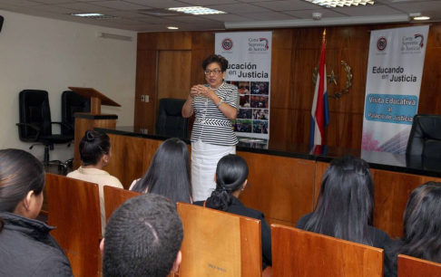 La doctora Irma Alfonso, miembro del Tribunal de Apelación Penal de la Niñez y de la Adolescencia, esbozó sobre la Ley 2169.