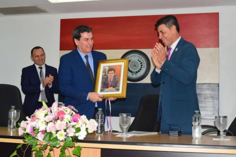 El ministro Gustavo Santander recibe su fotografía que pasa a integrar la Galería Oficial de Ministros Superintendentes.