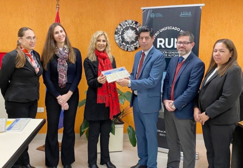 Entregaron nuevas chapas Mercosur diplomáticas para vehículos de representaciones extranjeras.