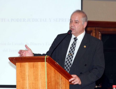 El ministro Benítez Riera dio la bienvenida a los presentes.
