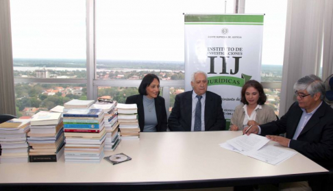 Representantes de los organismos firmantes del convenio.