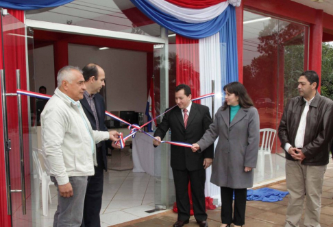 Corte de cinta, con el que quedó habilitada la nueva oficina.