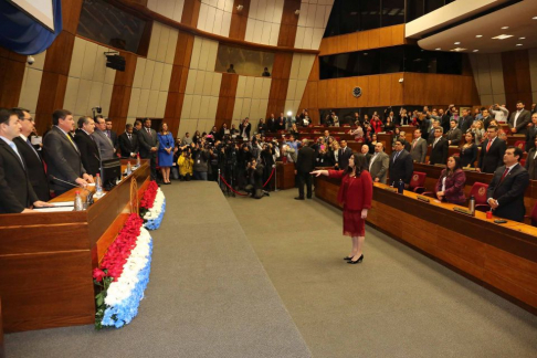 La doctora Carolina Llanes juró como nueva ministra de la Corte Suprema.