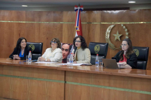 Conversatorio: “Obstáculos y desafíos para el liderazgo de las mujeres”, en el Salón Auditorio “Dra. Serafina Dávalos” del Palacio de Justicia de Asunción.
