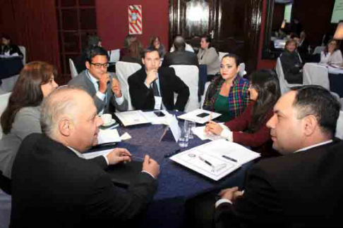 Los participantes se dividieron en seis grupos para trabajar