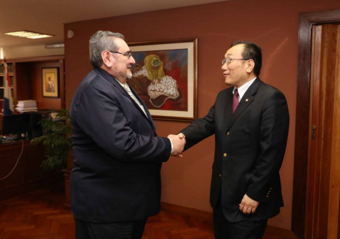 Saludo en la reunión entre el titular de la Corte, Antonio Fretes, y el embajador de Taiwán, José María Liu, se desarrolló esta mañana.