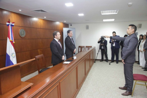 El presidente de la Corte Suprema de Justicia, doctor Alberto Martínez Simón, y el vicepresidente segundo, doctor Gustavo Santander Dans, durante la toma de juramento al nuevo juez de Paz en lo Civil de Ybycuí.
