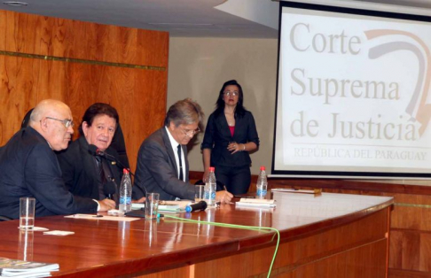 El ministro Sindulfo Blanco y los magistrados en plena exposición ante los alumnos de derecho.