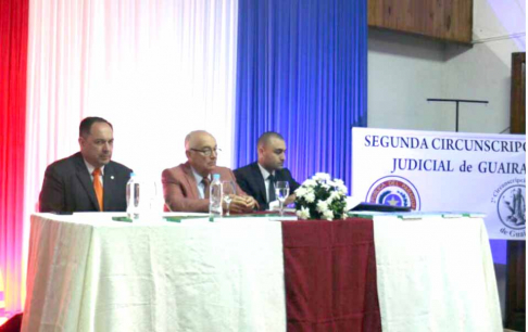 Ministro Bajac presentó su libro en Villarrica.