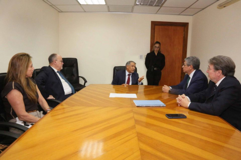 Ministro Ramírez Candia se interiorizó sobre proyecto de ley notarial del Paraguay.
