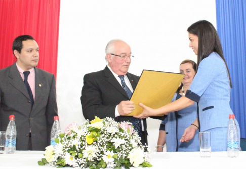 Entrega de la placa de reconocimiento al ministro de la Corte Suprema de Justicia doctor Óscar Bajac.