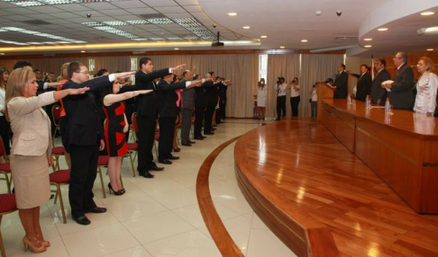 Los fiscales juraron ante la presencia del presidente de la Corte, doctor José Raúl Torres Kirmser; la vicepresidenta primera de la Corte, doctora Alicia Pucheta de Correa; y el fiscal general del Estado, Javier Díaz Verón.