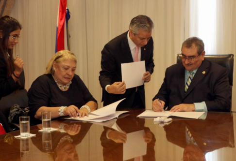 El convenio con la Facultad de Filosofía estuvo rubricado por el presidente de la Corte Suprema, doctor Antonio Fretes, y la decana Prof. Lic. María Angélica González.