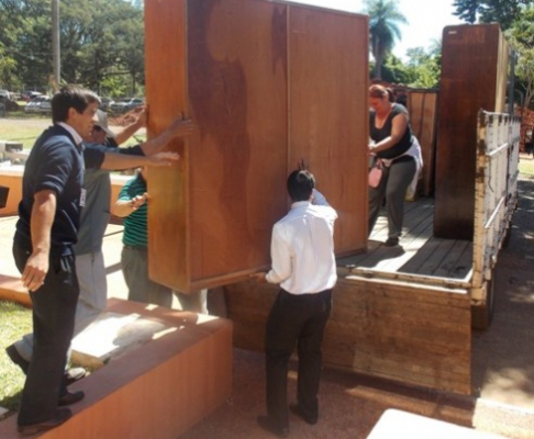 Los muebles son trasladados a las oficinas que serán utilizadas mientras dure el trabajo de refaccion del Palacio de Justicia de Cordillera