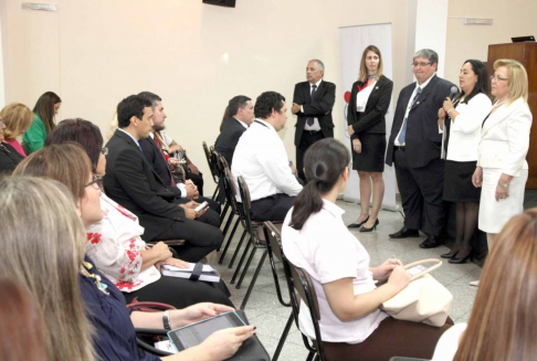 Abogados y escribanos siendo instruidos en la Plataforma de Gestión Electrónica.