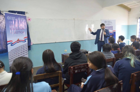 Charla a estudiantes sobre el grado de responsabilidad penal de los adolescentes.