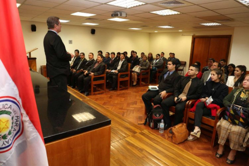 El camarista Emiliano Rolón instó a los alumnos ser críticos con el sistema y no ser solo reclamantes sino asumir compromisos activos.
