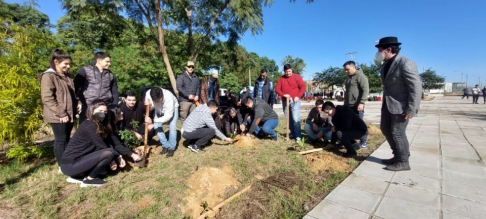 Jornada de arborización voluntaria en el Parque Solidaridad.