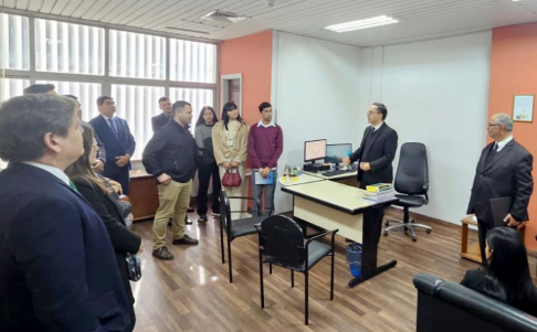 Los futuros profesionales fueron recibidos por el magistrado Martín Diego Acosta Conde, del Juzgado Civil y Comercial de la Capital.