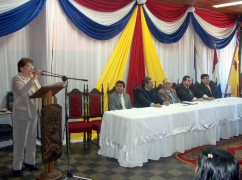 La doctora Noime Yore Ismael haciendo uso de palabra durante el acto en Horqueta
