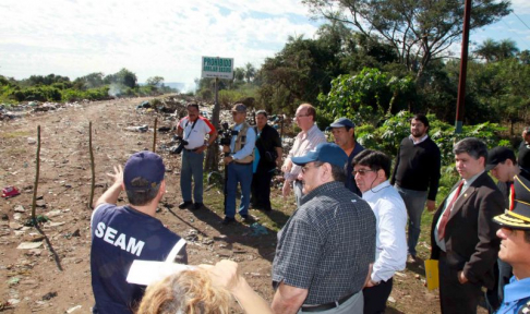 Momento en que la comitiva ambiental llega al vertedero ubicado en las cercanías de la cantera de Ypacaraí.