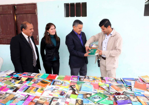 Aproximadamente 200 libros fueron donados por Pablo León Burián.