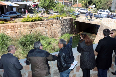 Intervención en el arroyo Ferreira de Asunción.