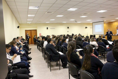 El Dr. Arnulfo Arias durante su ponencia.