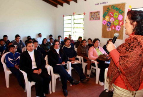 La jueza de la Niñez y Adolescencia Rosa Beatriz Yambay hablando a los estudiantes de sus derechos y obligaciones.