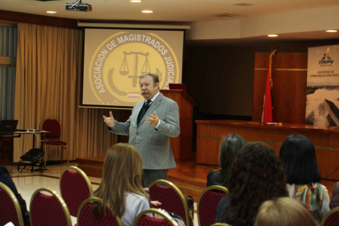El disertante, doctor Raúl Gustavo Lozano.