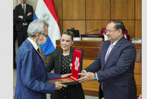 Senado homenajeó a Ramón Silva por su trayectoria en la promoción de la lengua guaraní.