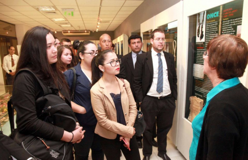 Estudiantes conocieron archivos de valor histórico.