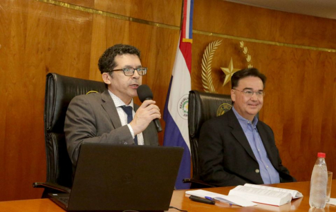 El juez de Sentencia del Juzgado de Primera Instancia, doctor Juan Pablo Mendoza, desarrolló el tema “Problemas sustanciales en el Juicio Oral y Público”.