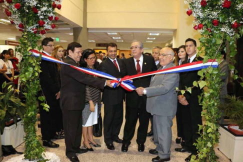 El presidente de la Corte Suprema, doctor José Raúl Torres Kirmser, junto con el ministro Sindulfo Blanco y autoridades departamentales, proceden al corte de cinta oficial.