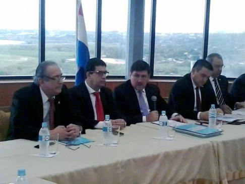 El presidente de la Corte Suprema, doctor José Raúl Torres Kirmser, junto a autoridades del Congreso.