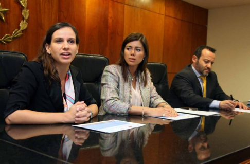 La directora de Derechos Humanos, abogada Nury Montiel, y el coordinador de la Dirección, abogado Andrés Vázquez, acompañado de la representante del Banco Itaú, quien otorga los pasajes a los ganadores de la competencia.
