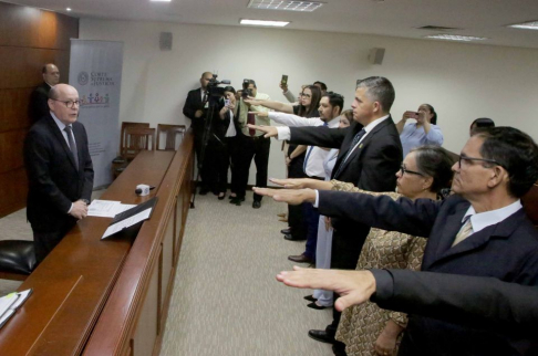 Presidente de la CSJ, Dr. César Diesel, tomó juramento a naturalizados.